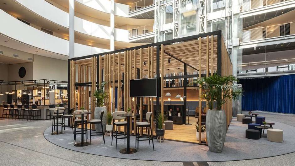 NH Dusseldorf City Lobby