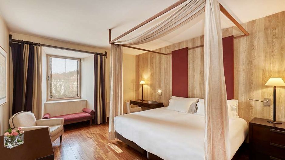 NH Collection Palacio de Burgos Room