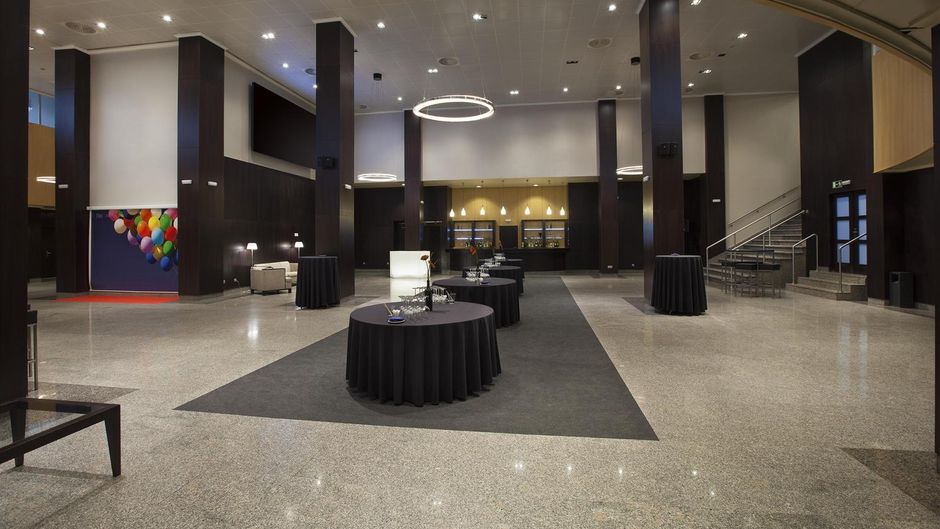 NH Hotel Iruna Park Lobby