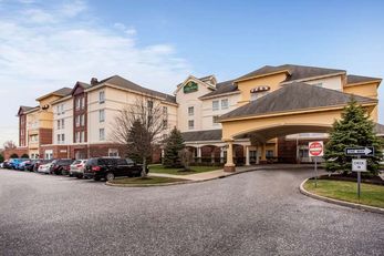 La Quinta Inn & Suites Islip/MacArthur