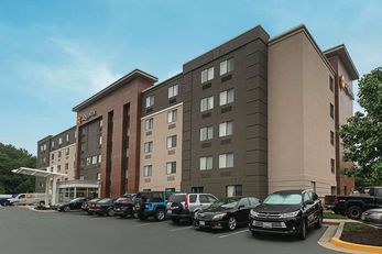 La Quinta Inn & Suites Baltimore Airport
