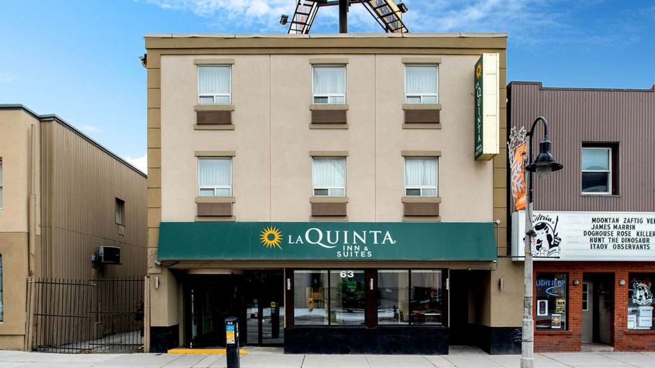 La Quinta Inn & Suites Oshawa Exterior