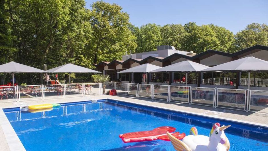 Kyriad Montchanin-Le Creusot Pool