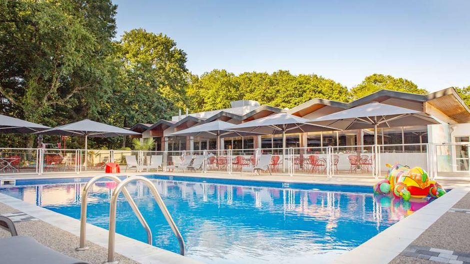 Kyriad Montchanin-Le Creusot Pool