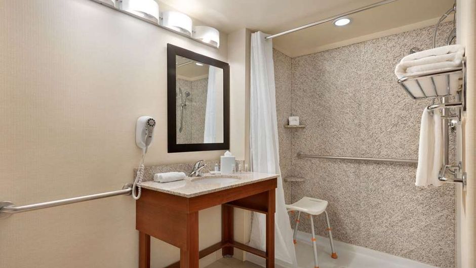 Days Inn & Suites Sherwood Park Room
