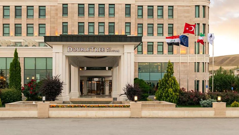 DoubleTree by Hilton Hotel Van Exterior