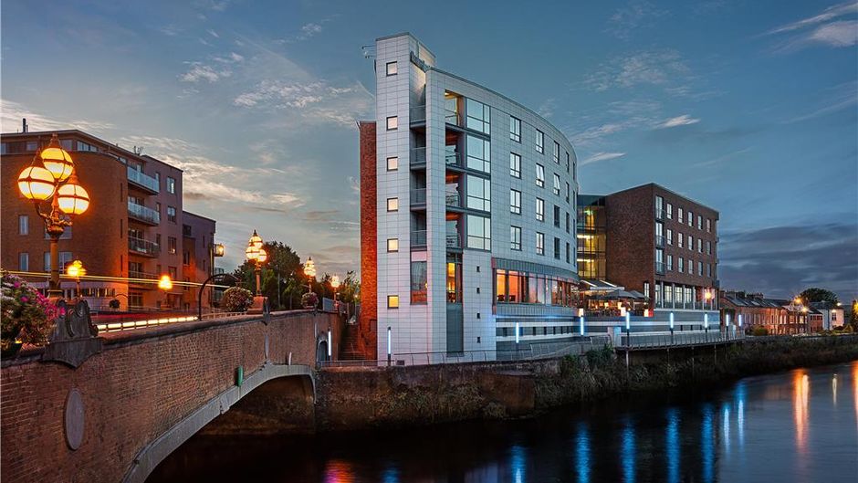 The Absolute Hotel Exterior
