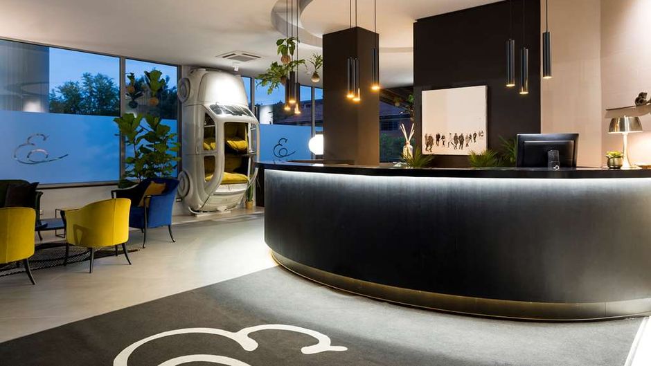 Executive Suite Hotel Lobby