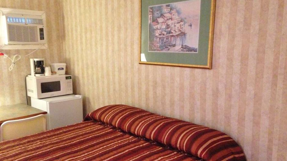 Canadas Best Value Inn Calgary/Chinook Room