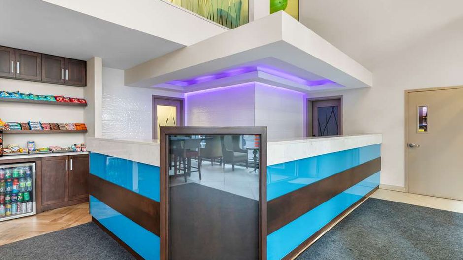 Best Western Plus Hotel Montreal Lobby