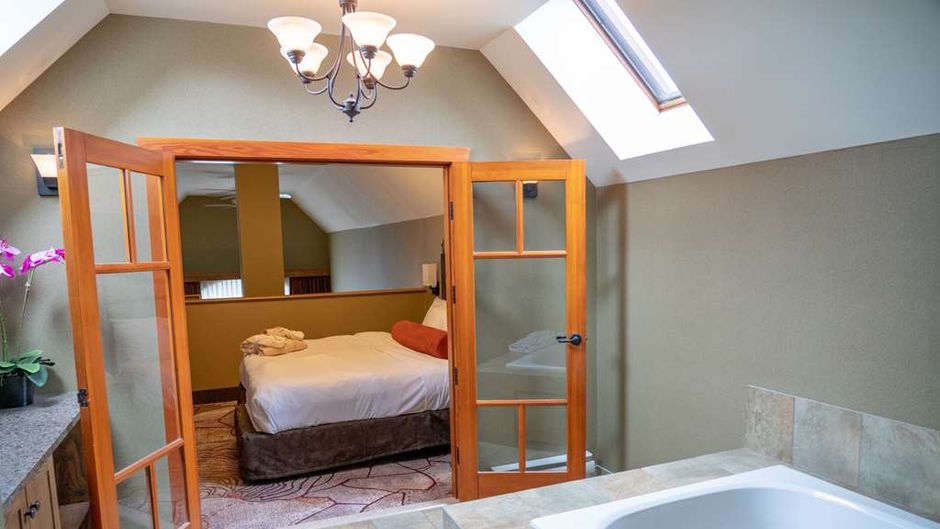 Banff Caribou Lodge & Spa Suite