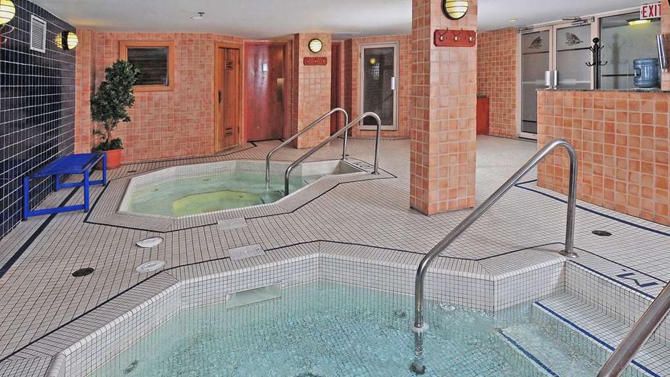 Banff Ptarmigan Inn Pool