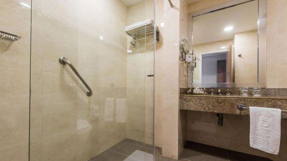 Dann Carlton Hotel Room