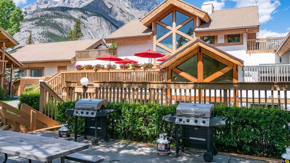 Banff Rocky Mountain Resort Exterior