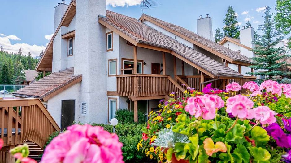 Banff Rocky Mountain Resort Exterior