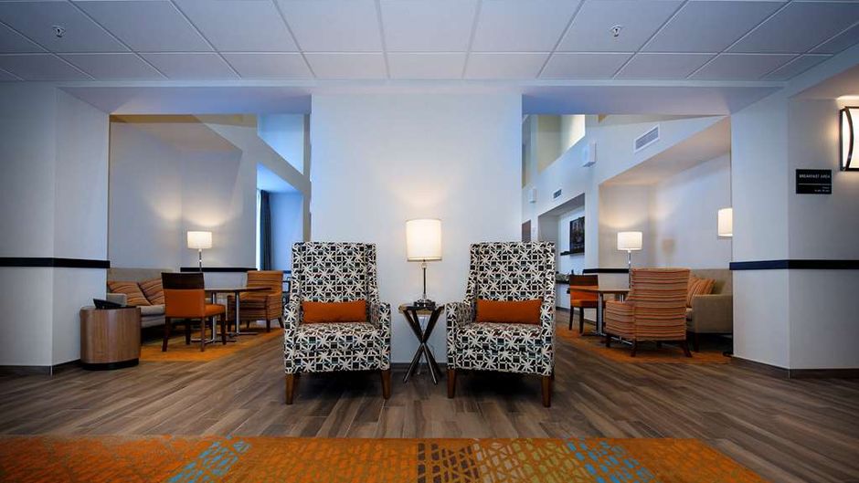 Hampton Inn & Suites Truro Lobby