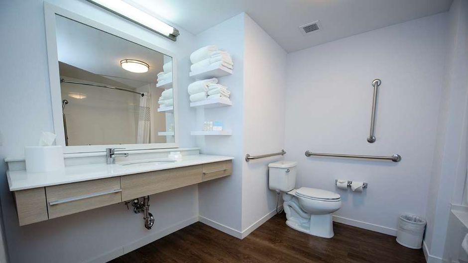 Hampton Inn & Suites Truro Room