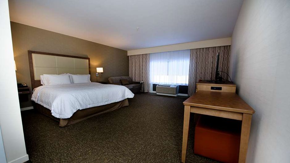 Hampton Inn & Suites Truro Room