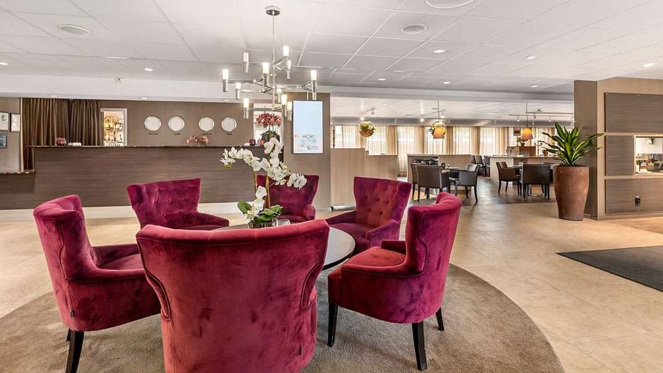 Best Western Plus Park Airport Hotel Lobby
