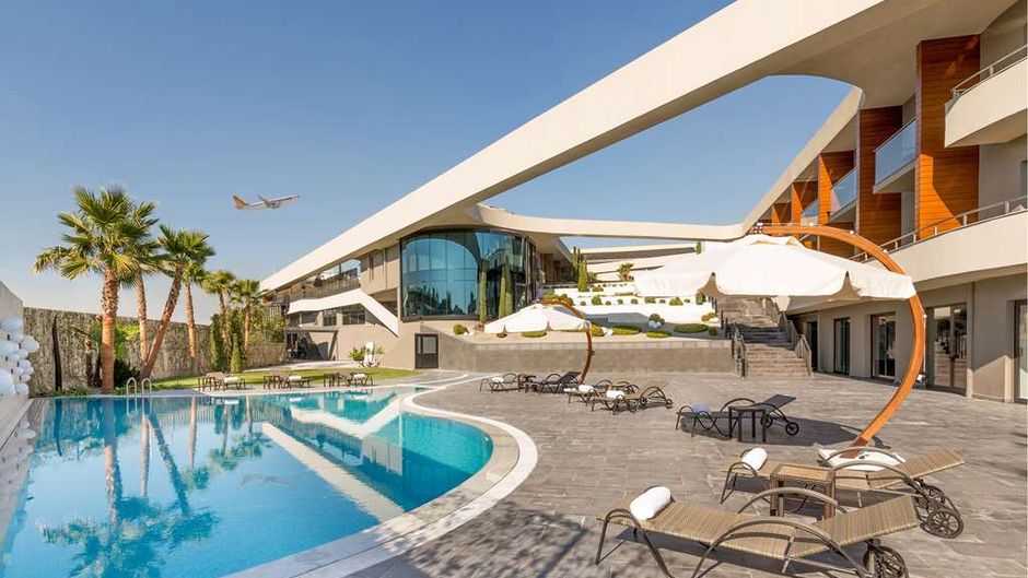 DoubleTree by Hilton Hotel Izmir Airport Pool