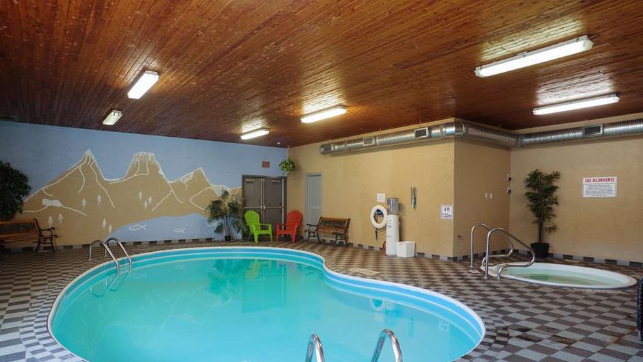 Canadas Best Value Inn & Suites Fernie Pool