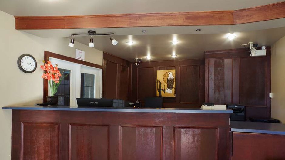Canadas Best Value Inn & Suites Fernie Lobby