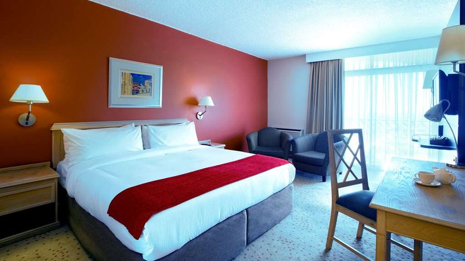 Garden Court Nelson Mandela Blvd Room