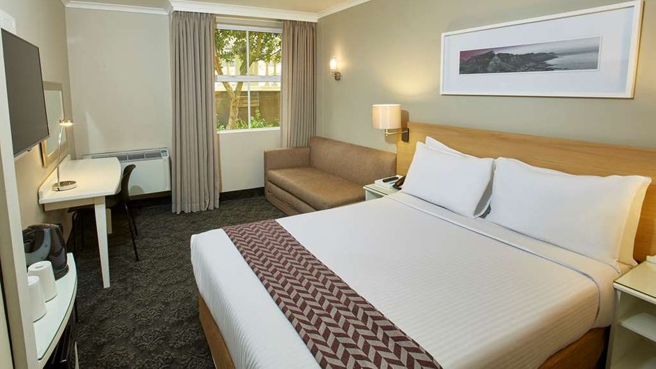 StayEasy Century City Room