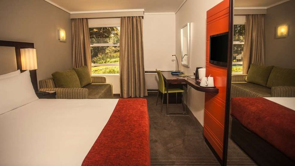 StayEasy Eastgate Room
