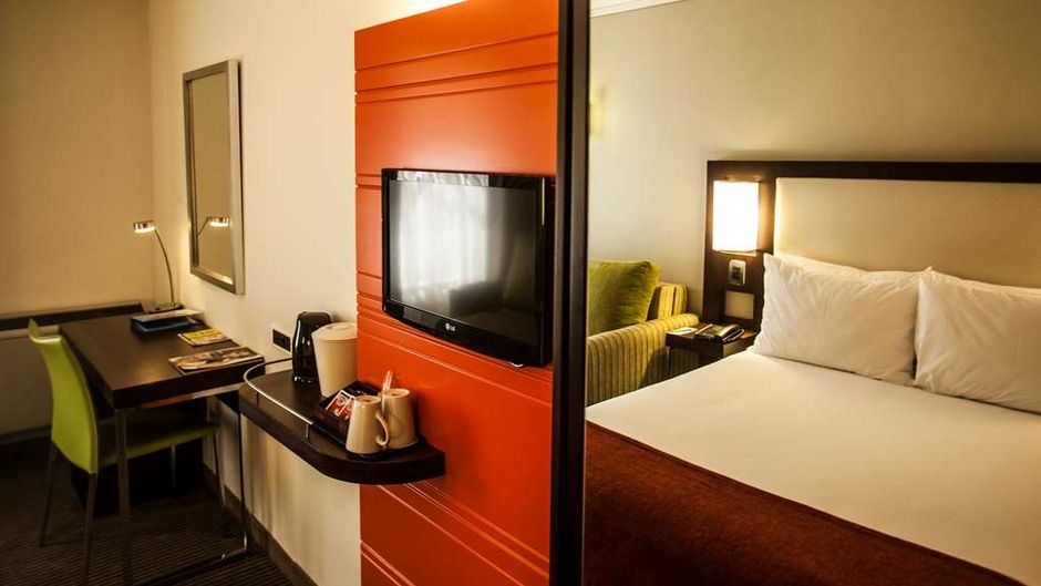 StayEasy Eastgate Room