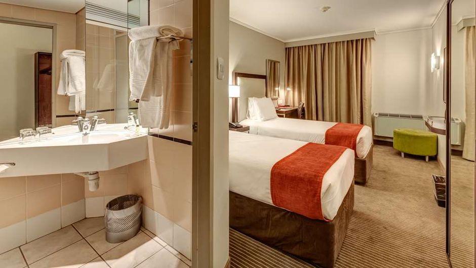 StayEasy Eastgate Room