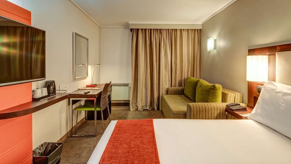 StayEasy Eastgate Room