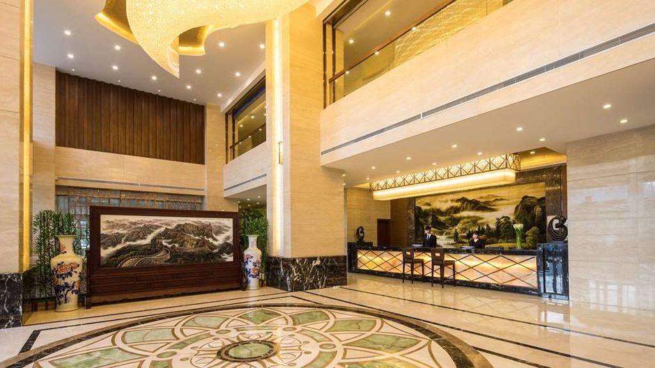 Ramada Huize Lobby