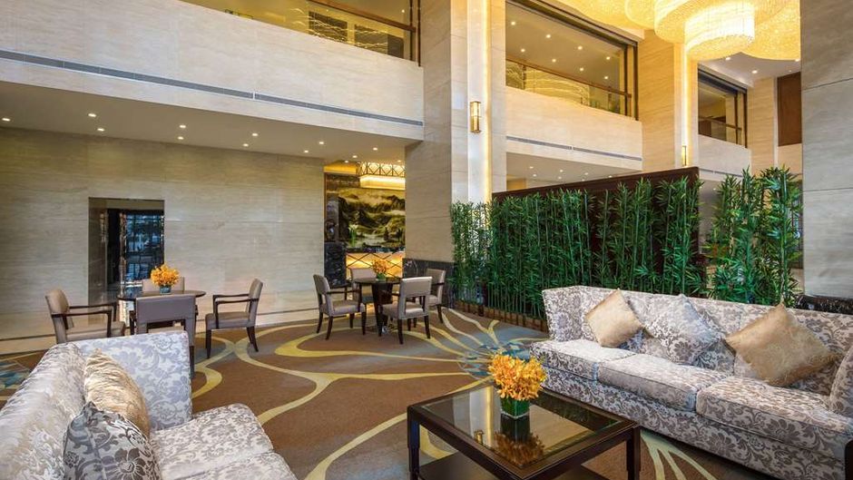 Ramada Huize Lobby