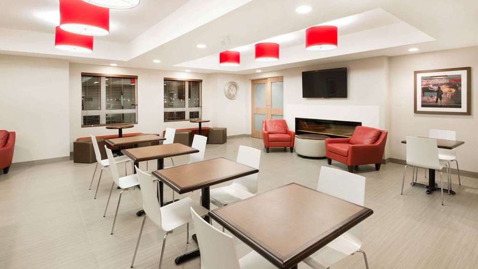 Microtel Inn & Suites, Sudbury Lobby