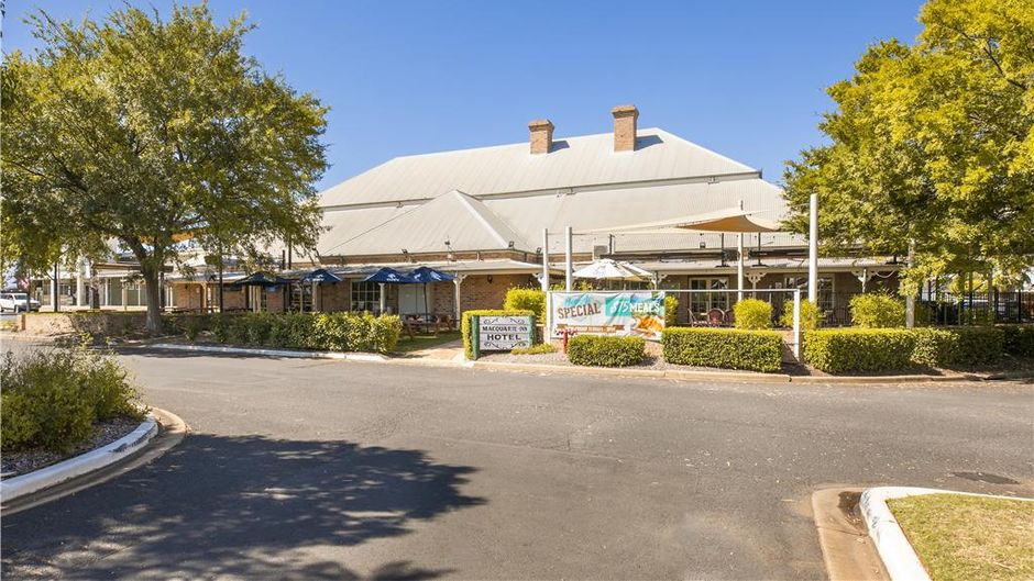 Macquarie Inn Exterior