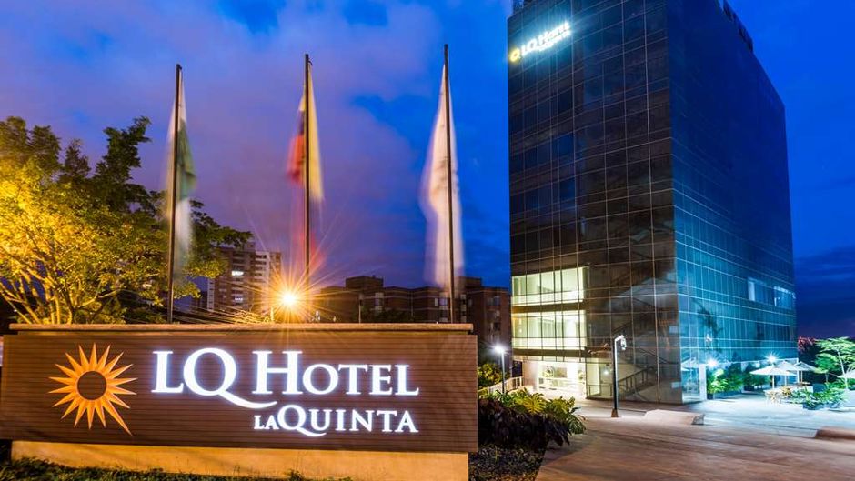 La Quinta by Wyndham Medellin Exterior