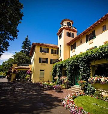 Columbia Gorge Hotel