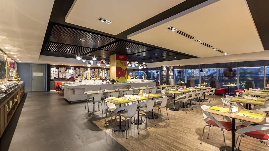 Ibis Saigon Airport Restaurant