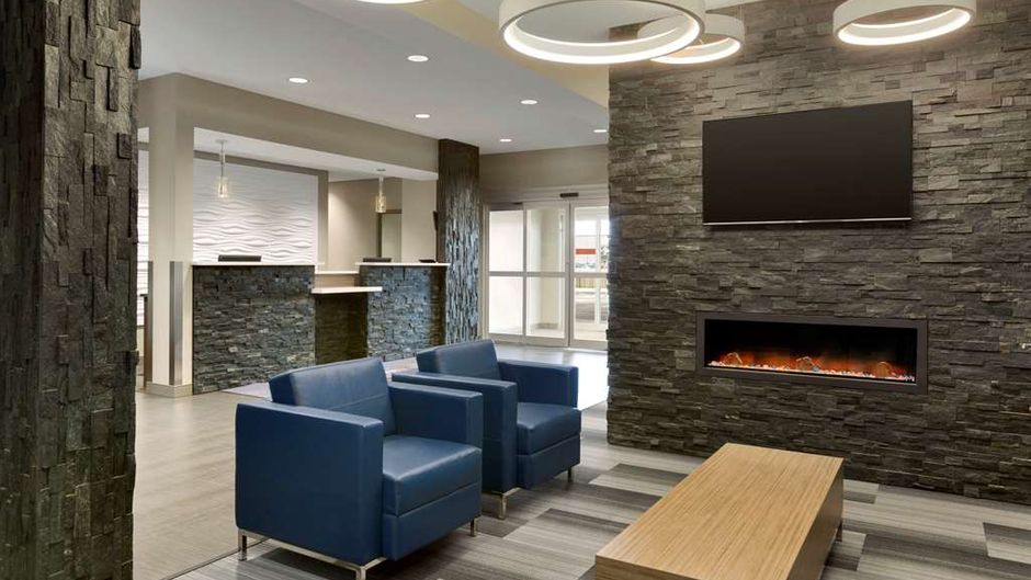 Days Inn & Suites by Wyndham Warman Lobby