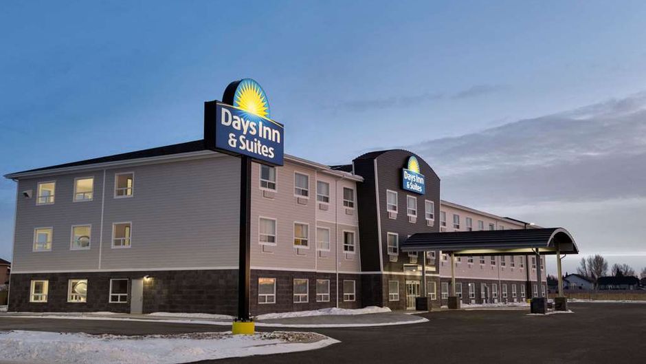 Days Inn & Suites by Wyndham Warman Exterior