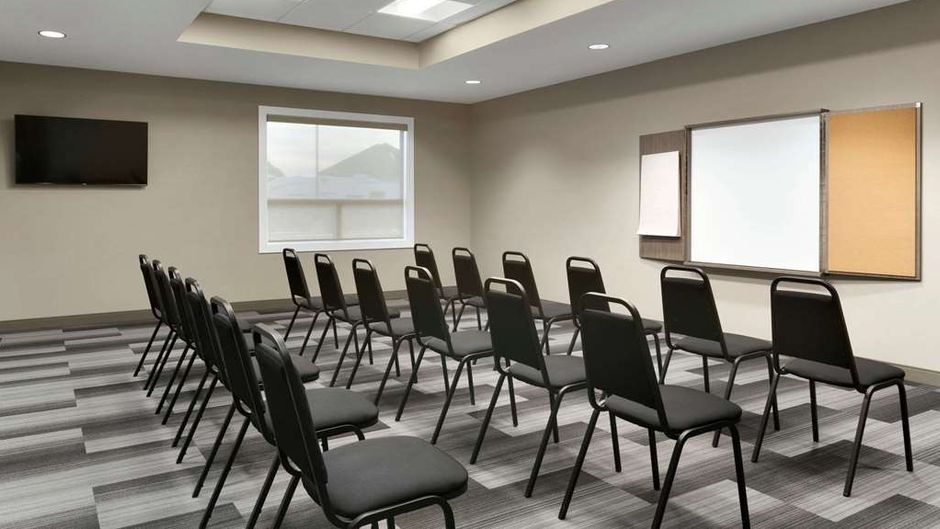 Days Inn & Suites by Wyndham Warman Meeting