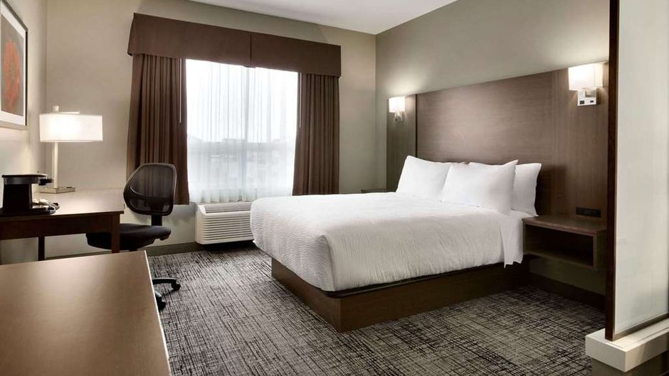 Days Inn & Suites by Wyndham Warman Room