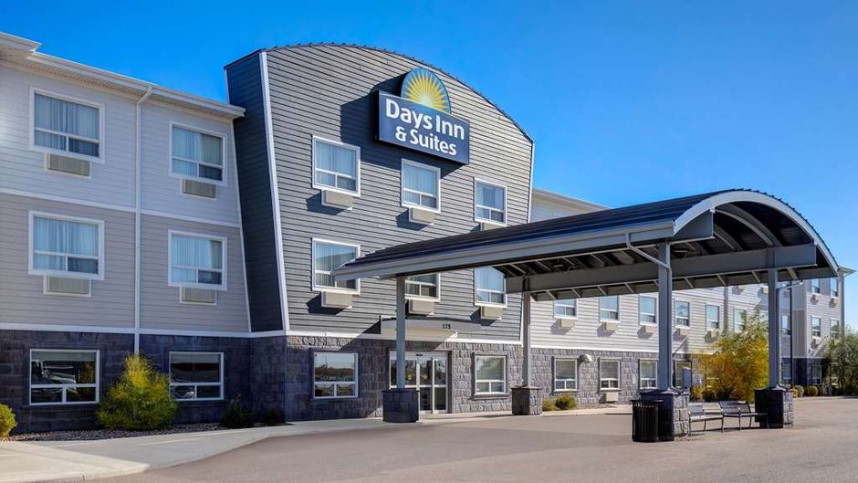Days Inn & Suites by Wyndham Warman Exterior