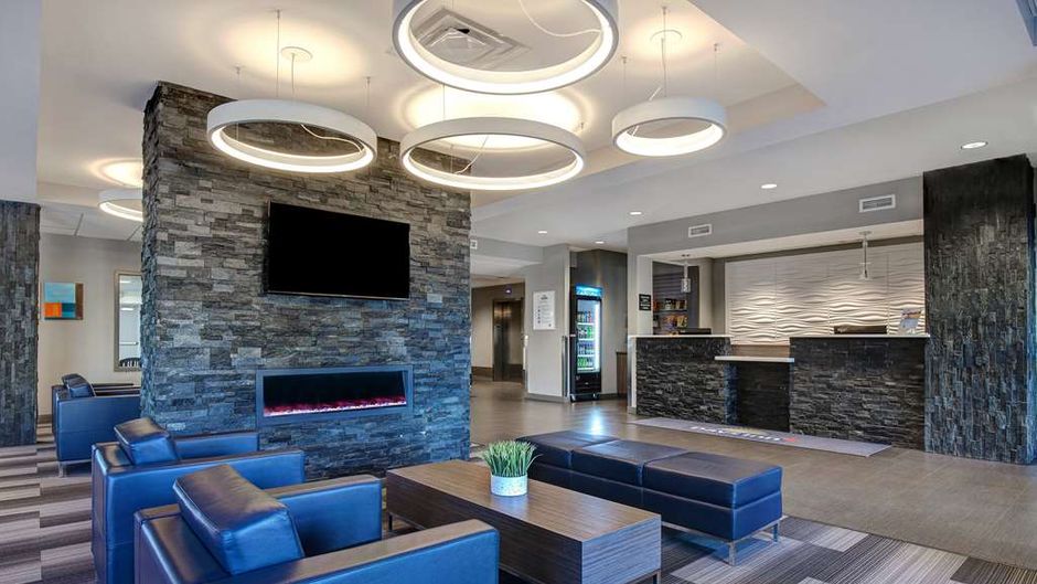 Days Inn & Suites by Wyndham Warman Lobby