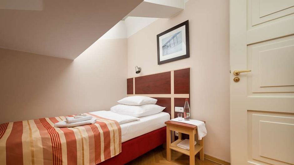 EA Hotel Julis Room