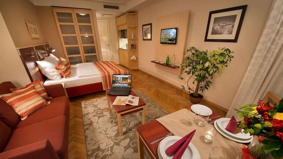 EA Hotel Julis Room