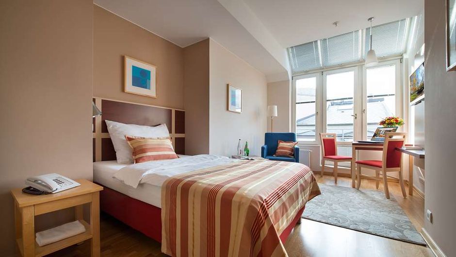 EA Hotel Julis Room