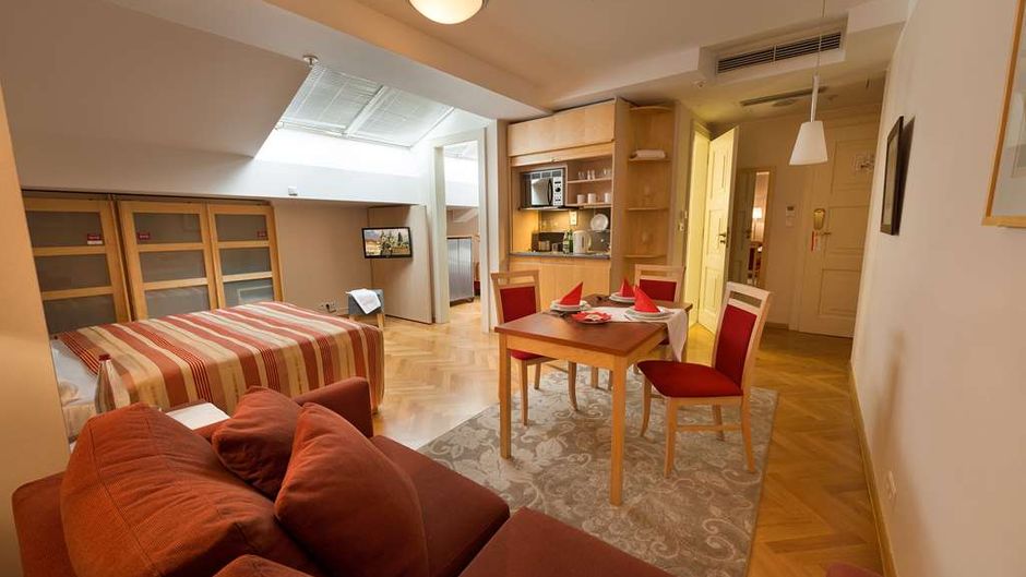 EA Hotel Julis Room