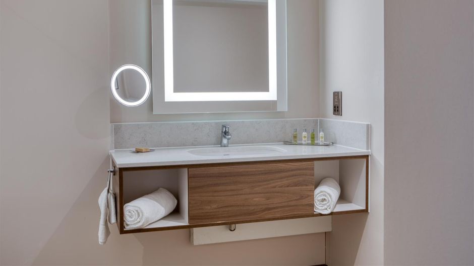 DoubleTree by Hilton Dartford Bridge Room